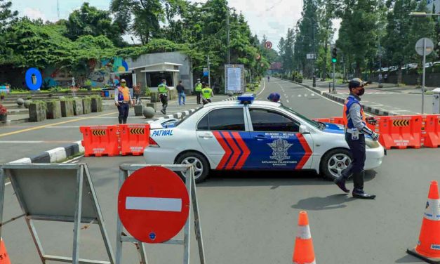 MENKES TERAWAN TEKEN PERMENKES TENTANG PSBB