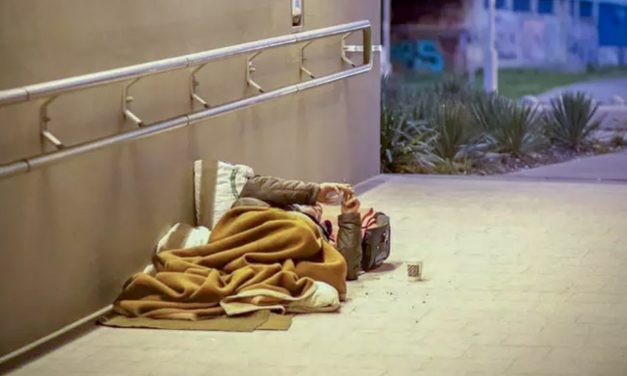 TIDAK PUNYA PENGHASILAN, EMPERAN TANAH ABANG MENJADI TEMPAT TIDUR