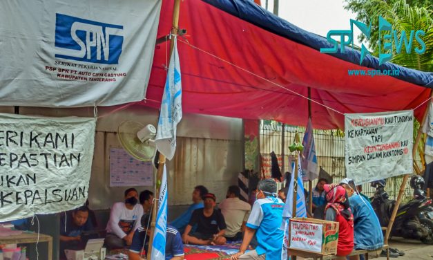 BELUM ADA KEPASTIAN, BURUH PT ACC PASANG TENDA PERJUANGAN