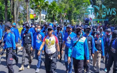 BURUH JAWA BARAT UNJUK RASA TUNTUT GUBERNUR JAWA BARAT