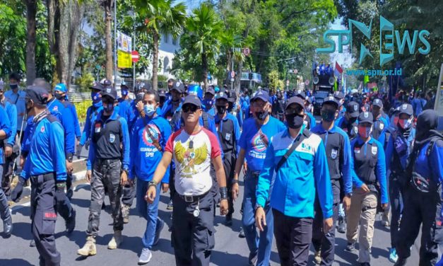 BURUH JAWA BARAT UNJUK RASA TUNTUT GUBERNUR JAWA BARAT