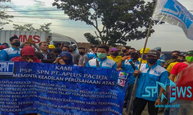 TUNTUT HAK NORMATIF, RATUSAN BURUH GERUDUK PT APLUS PACIFIK