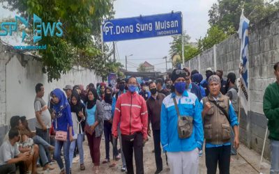 PERUNDINGAN DEADLOCK, PEKERJA PT DONG SUNG MULSAN INDONESIA LAKUKAN UNJUK RASA