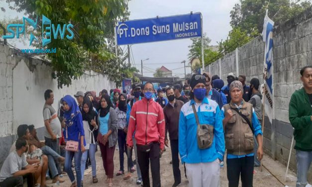PERUNDINGAN DEADLOCK, PEKERJA PT DONG SUNG MULSAN INDONESIA LAKUKAN UNJUK RASA