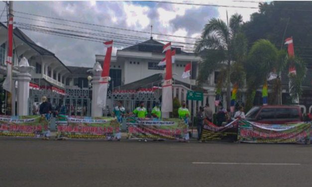 BURUH CILACAP UNJUK RASA TOLAK RUU CIPTA KERJA