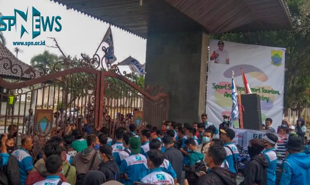 PROTES KESEWANGAN-WENANGAN PT MPP, SPN CIANJUR UNJUK RASA DI PENDOPO KABUPATEN