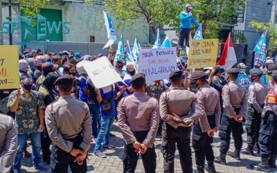 PEKERJA DILIBURKAN TANPA DIUPAH, PT SEKAWAN KARYATAMA MANDIRI DIDEMO BURUH