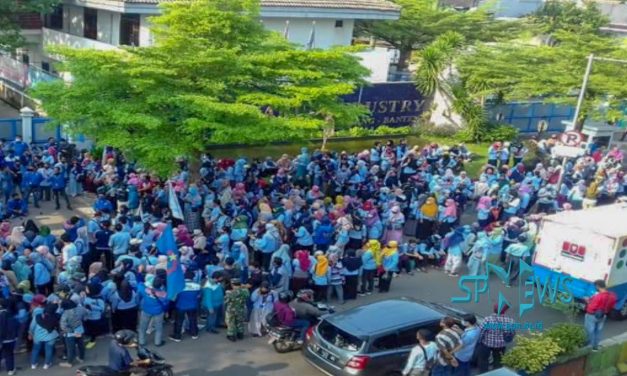 BURUH ADIDAS PT PANARUB INDUSTRY KOTA TANGERANG GELAR UNJUK RASA TOLAK UU CIPTA KERJA