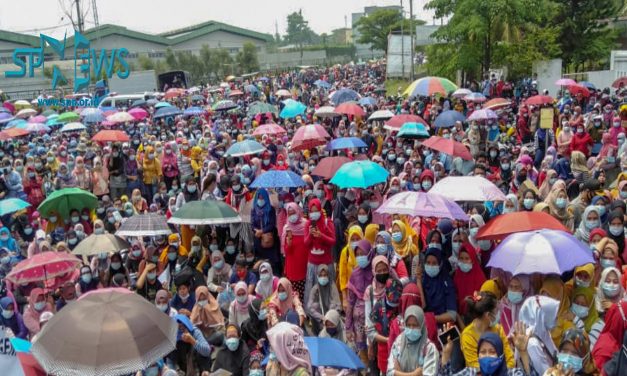JALAN  RAYA JAKARTA – SERANG LUMPUH, AKIBAT DITUTUP BURUH SERANG MENOLAK UU CIPTA KERJA