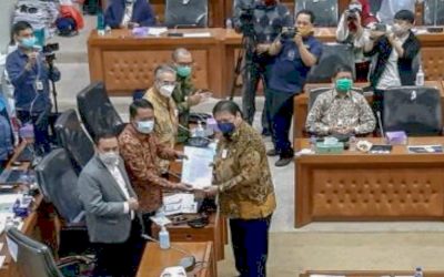 SELAIN COVID-19, OMNIBUS LAW MEMICU WABAH BARU