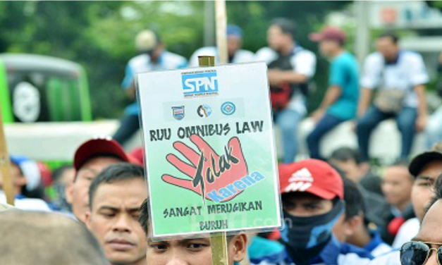 MANTAN HAKIM MK SEBUT ADA PELUANG PEMBATALAN UU CIPTA KERJA