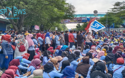 DARI JAKARTA UTARA RIBUAN BURUH BERGERAK KE ISTANA MERDEKA