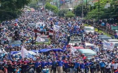 DIDUGA ADA MAIN REKOMENDASI UMK, BURUH CIANJUR UNJUK RASA DI KANTOR BUPATI