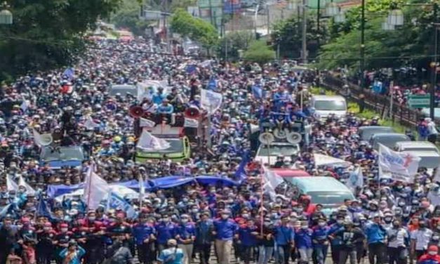 DIDUGA ADA MAIN REKOMENDASI UMK, BURUH CIANJUR UNJUK RASA DI KANTOR BUPATI