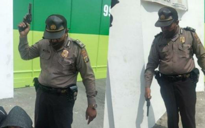 SEORANG OKNUM PERWIRA POLISI TODONGKAN PISTOL UNTUK BUBARKAN UNRAS BURUH