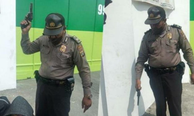 SEORANG OKNUM PERWIRA POLISI TODONGKAN PISTOL UNTUK BUBARKAN UNRAS BURUH