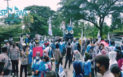 BURUH KABUPATEN BANDUNG TUNTUT KENAIKAN UPAH 2022
