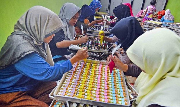 PEREMPUAN PENYELAMAT EKONOMI BANGSA
