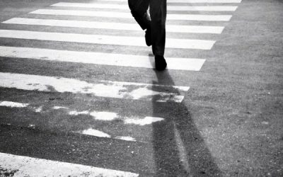 KENA PHK, SEKELUARGA PULANG KAMPUNG JALAN KAKI DENGAN MENGENDONG BALITA