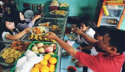PEMPROV DKI MEMUTUSKAN MAKAN DI WARTEG WAJIB TUNJUKKAN KARTU VAKSIN COVID-19