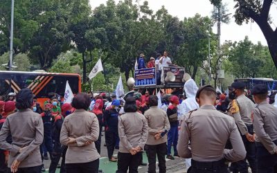 BURUH JAKARTA TUNTUT KENAIKAN UPAH MINIMUM 2022
