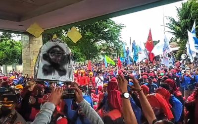 KERANDA SIMBOL MATINYA NURANI PENGUASA DISERAHKAN KE RUANG RAPAT DEPEKAB