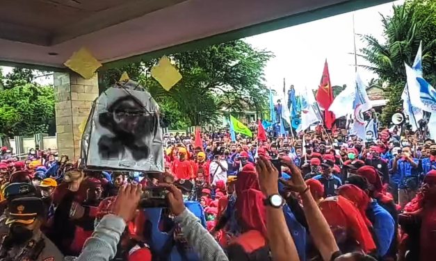 KERANDA SIMBOL MATINYA NURANI PENGUASA DISERAHKAN KE RUANG RAPAT DEPEKAB
