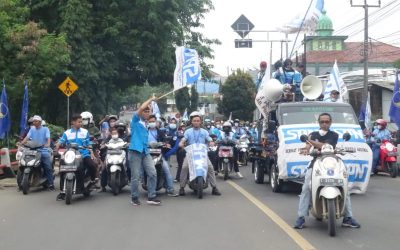 RIBUAN BURUH SUBANG LUMPUHKAN AKSES PINTU TOL CILAMERI SUBANG