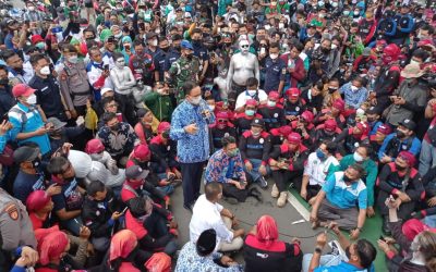 BURUH DKI JAKARTA KEMBALI UNJUK RASA TUNTUT PEMBATALAN UU CIPTA KERJA DAN REVISI UMP 2022
