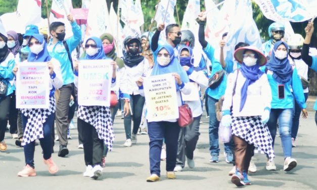 BURUH KEMBALI GERUDUG KANTOR GUBERNUR JAWA TENGAH