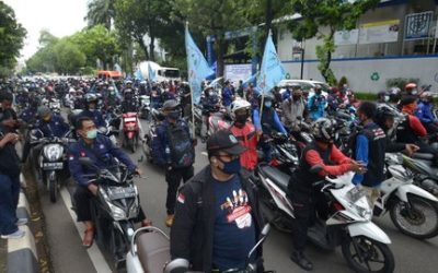 NAIK RP 33.000, BURUH BEKASI GERUDUK PEMKOT DAN DISNAKER