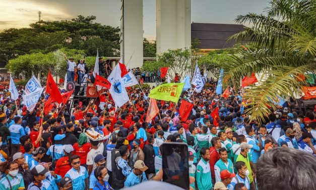 BURUH BANTEN; JIKA TIDAK BISA MEMBERIKAN UPAH LAYAK, KAMI CARI GUBERNUR YANG BARU