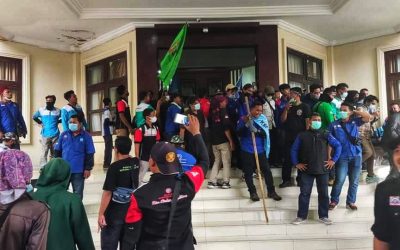 BURUH BANTEN DUDUKI KANTOR GUBERNUR BANTEN