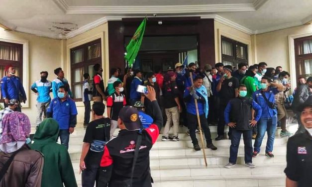 BURUH BANTEN DUDUKI KANTOR GUBERNUR BANTEN