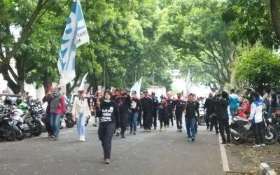 BURUH JAWA BARAT TUNTUT GUBERNUR RIDWAN KAMIL REVISI UMK 2022
