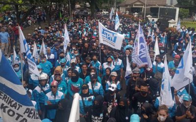 BURUH JAWA BARAT TUNTUT GUBERNUR REVISI UMK 2022