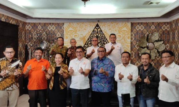 KONGKOW BARENG KADIN DENGAN PRESIDEN BURUH