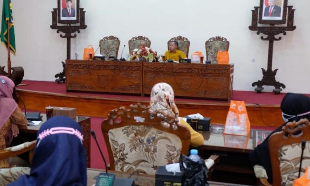 AUDENSI DENGAN DPRD, BURUH PT SARI PLASTIK SETUJUI NILAI PESANGON