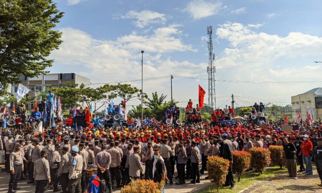 RIBUAN BURUH BANTEN KEMBALI UNJUK RASA TUNTUT REVISI UMK 2022