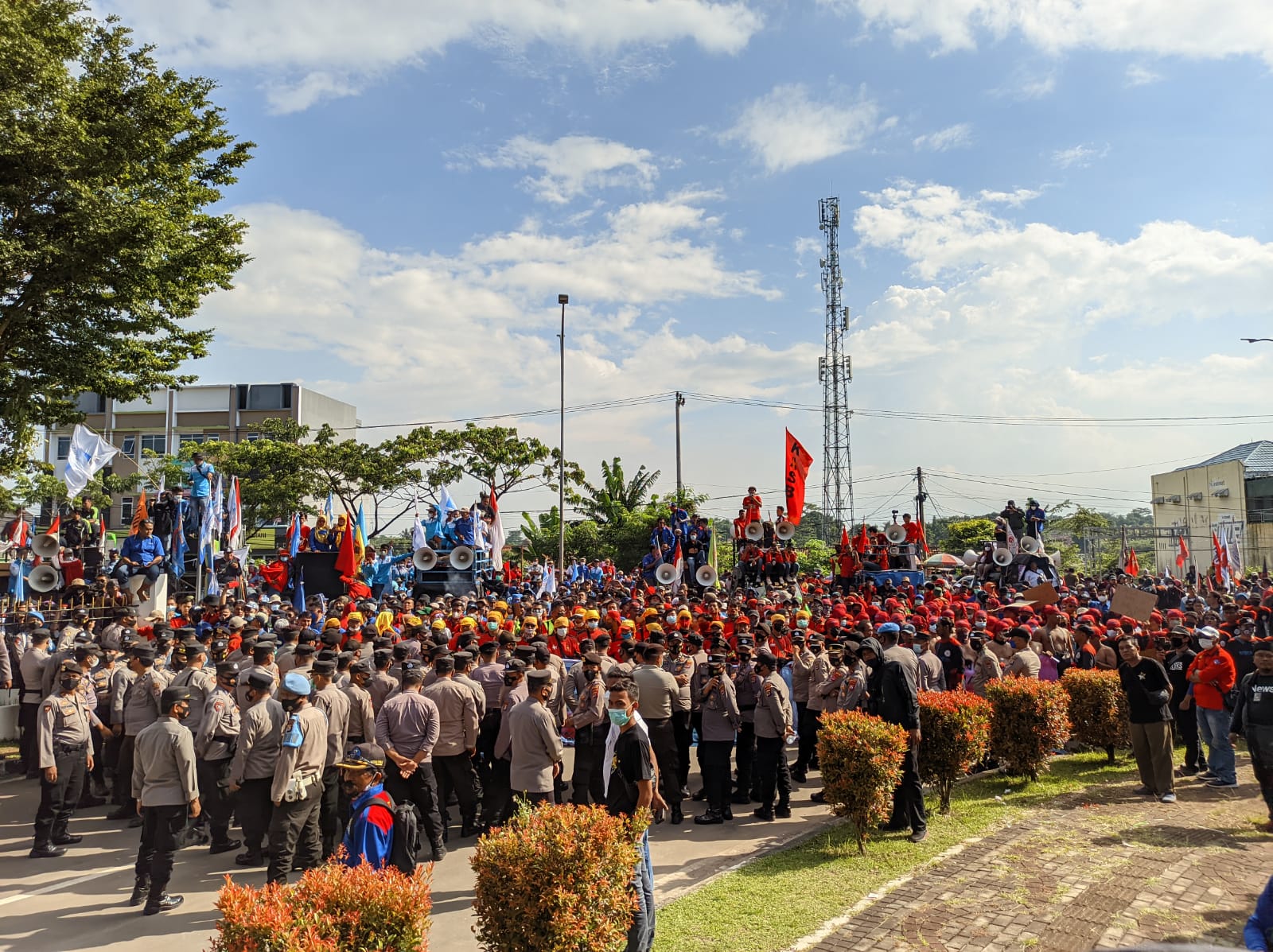 Ribuan Buruh Banten Kembali Unjuk Rasa Tuntut Revisi Umk 2022 Serikat Ribuan Buruh Banten Kembali Unjuk Rasa Tuntut Revisi Umk 2022 Serikat