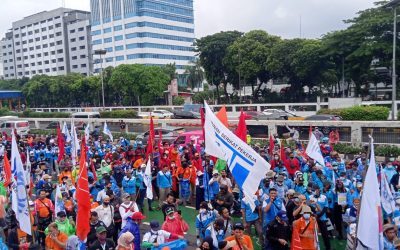 RIBUAN BURUH UNJUK RASA TOLAK PEMBAHASAN REVISI UU CIPTA KERJA
