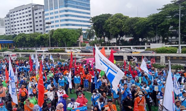 RIBUAN BURUH UNJUK RASA TOLAK PEMBAHASAN REVISI UU CIPTA KERJA