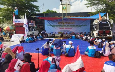 TUNTUT REVISI UMK 2022, BURUH BANTEN KETUK PINTU LANGIT