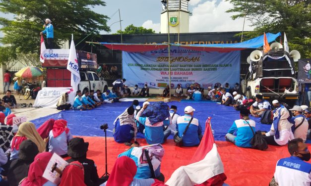 TUNTUT REVISI UMK 2022, BURUH BANTEN KETUK PINTU LANGIT