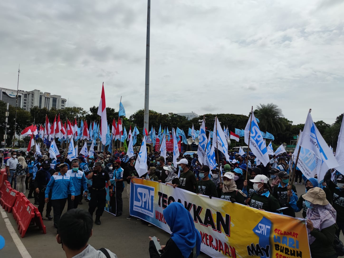 SERIKAT PEKERJA NASIONAL PERINGATI MAY DAY DENGAN TUNTUTAN JAMINAN ...