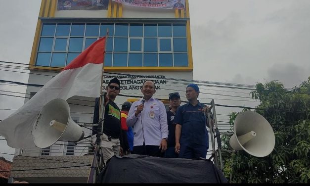 TEMUI BURUH, KEPALA DISNAKERTRANS PROVINSI BANTEN BERKOMITMEN SELESAIKAN MASALAH KETENAGAKERJAAN DI BANTEN