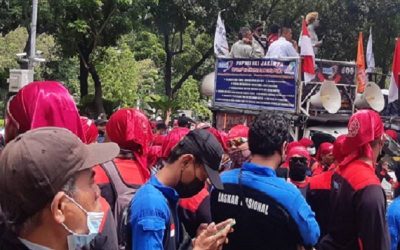 BURUH DKI JAKARTA TUNTUT APINDO CABUT GUGATAN UMP DI PTUN