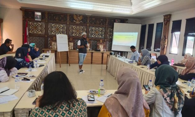 MENINGKATKAN KAPASITAS PEMIMPIN PEREMPUAN