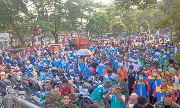 BURUH TUNTUT CABUT UU CIPTA KERJA DAN KENAIKAN UPAH MINIMUM 15 PERSEN