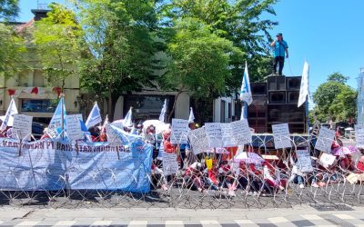 DUKUNG PERJUANGAN EKS BURUH PT HAIRSTAR INDONESIA, SPN SIDOARJO UNRAS DI BANK PERMATA